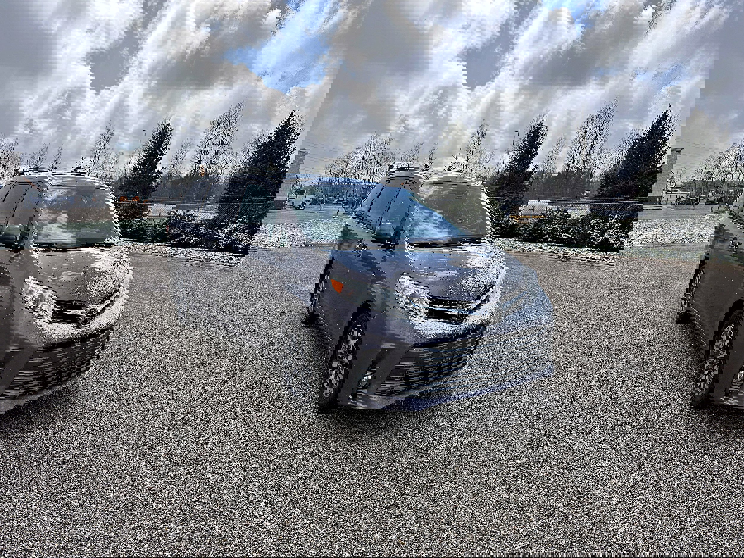 Used 2020 Toyota Sienna XLE w/ Carpet Mat Package image 3