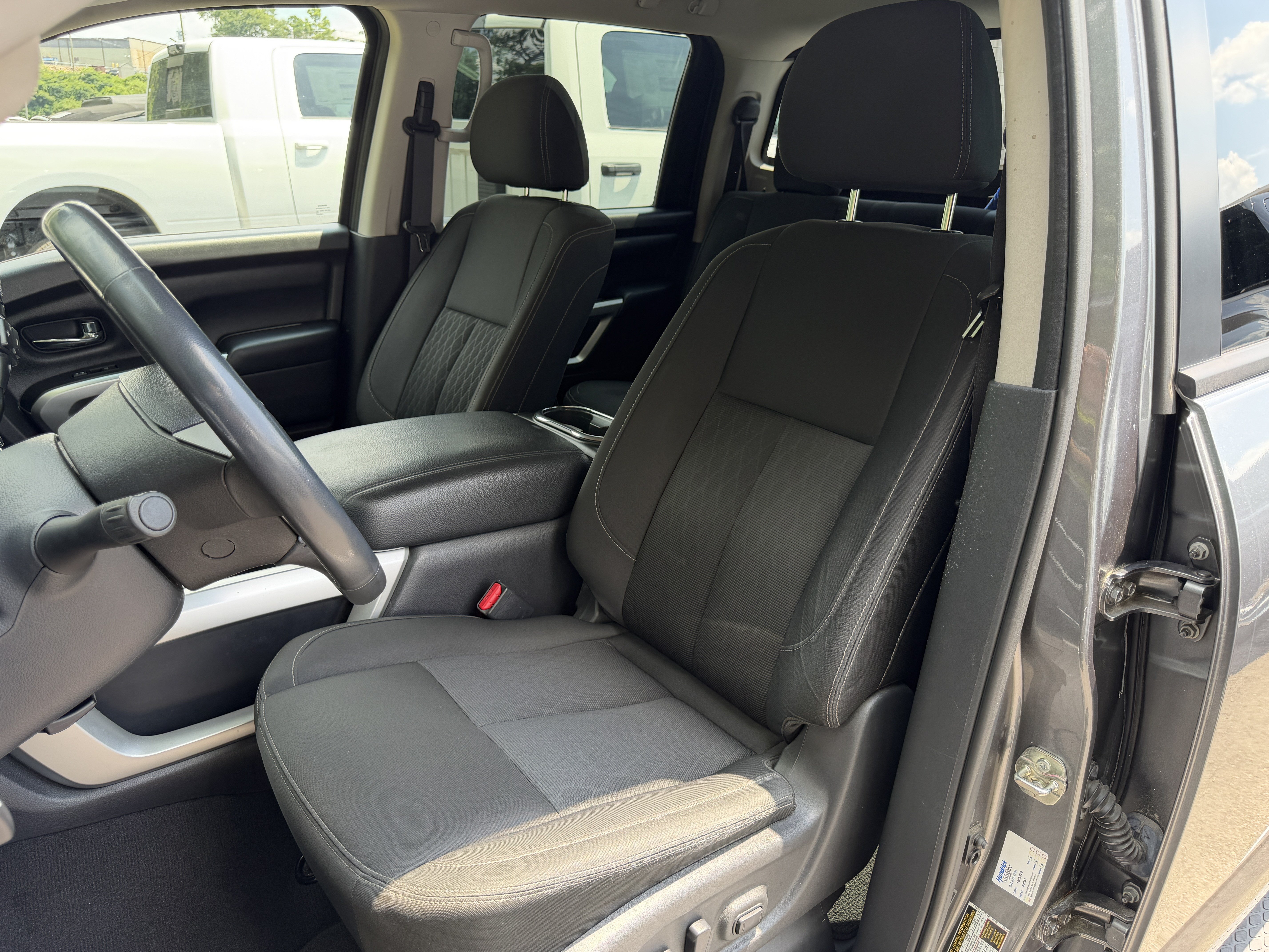 Used 2017 Nissan Titan SV RWD image 16