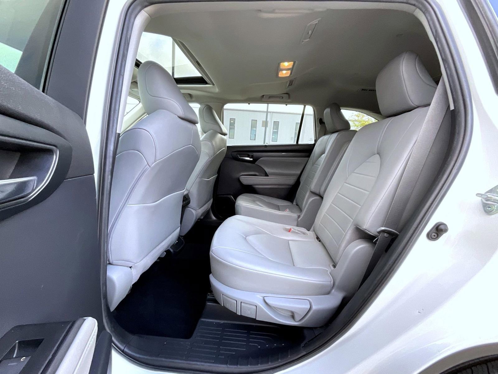 Used 2020 Toyota Highlander XLE image 12