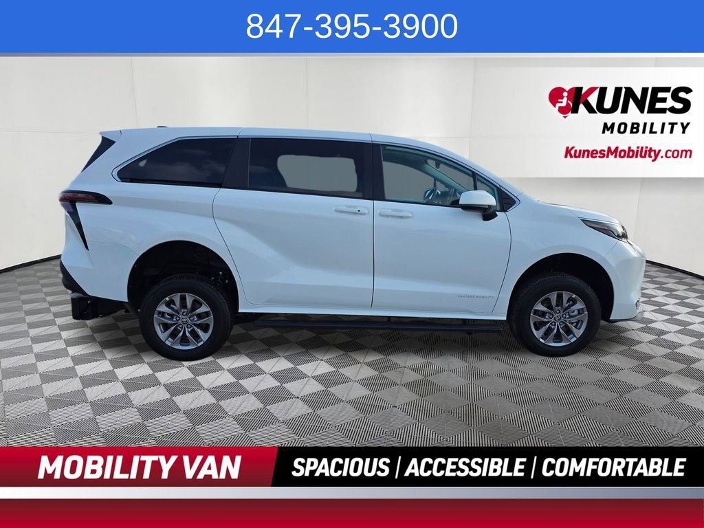 Used 2026 Toyota Sienna LE FWD image 8