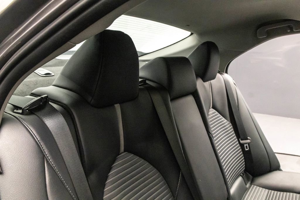 Used 2020 Toyota Camry SE w/ Moonroof Package image 27