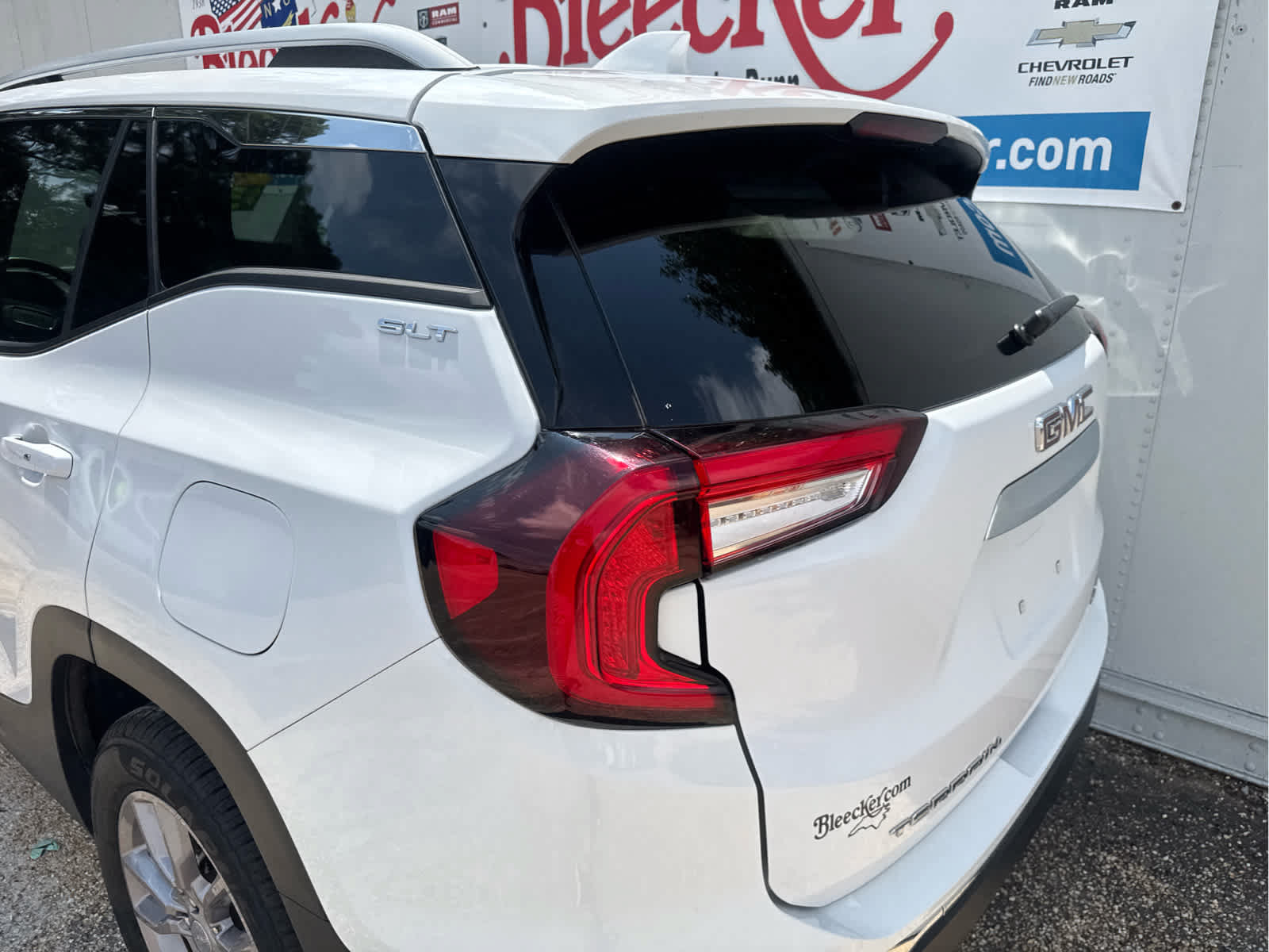 Used 2024 GMC Terrain SLT AWD/4WD image 18