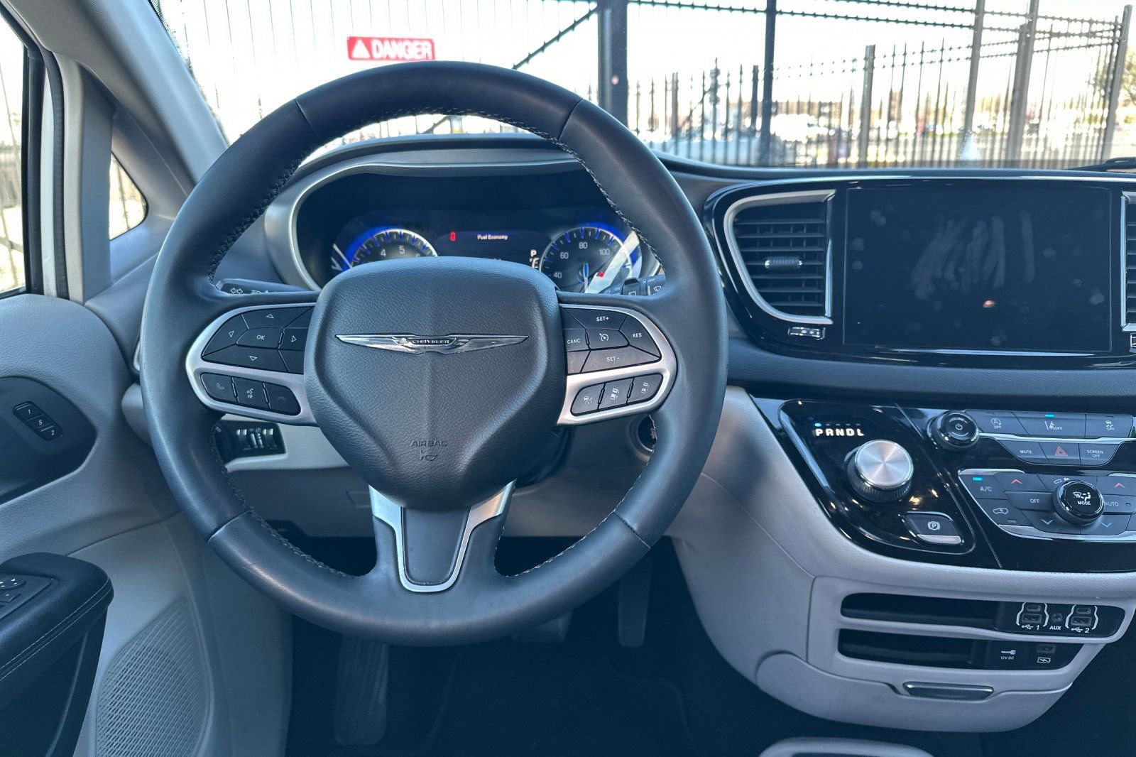 Used 2022 Chrysler Pacifica Touring-L FWD image 16