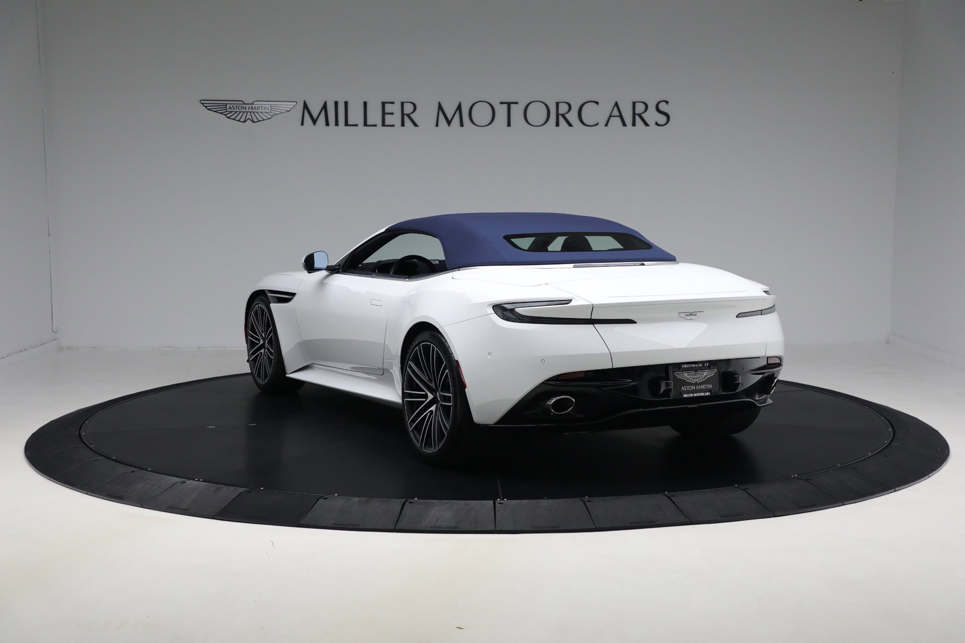 Used 2024 Aston Martin DB12 Convertible image 16