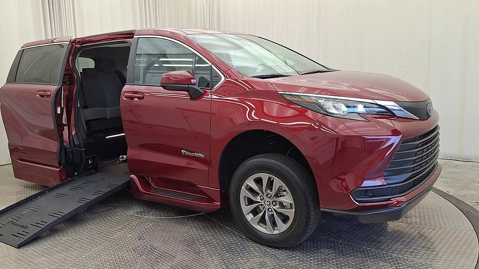 Used 2024 Toyota Sienna LE FWD image 5