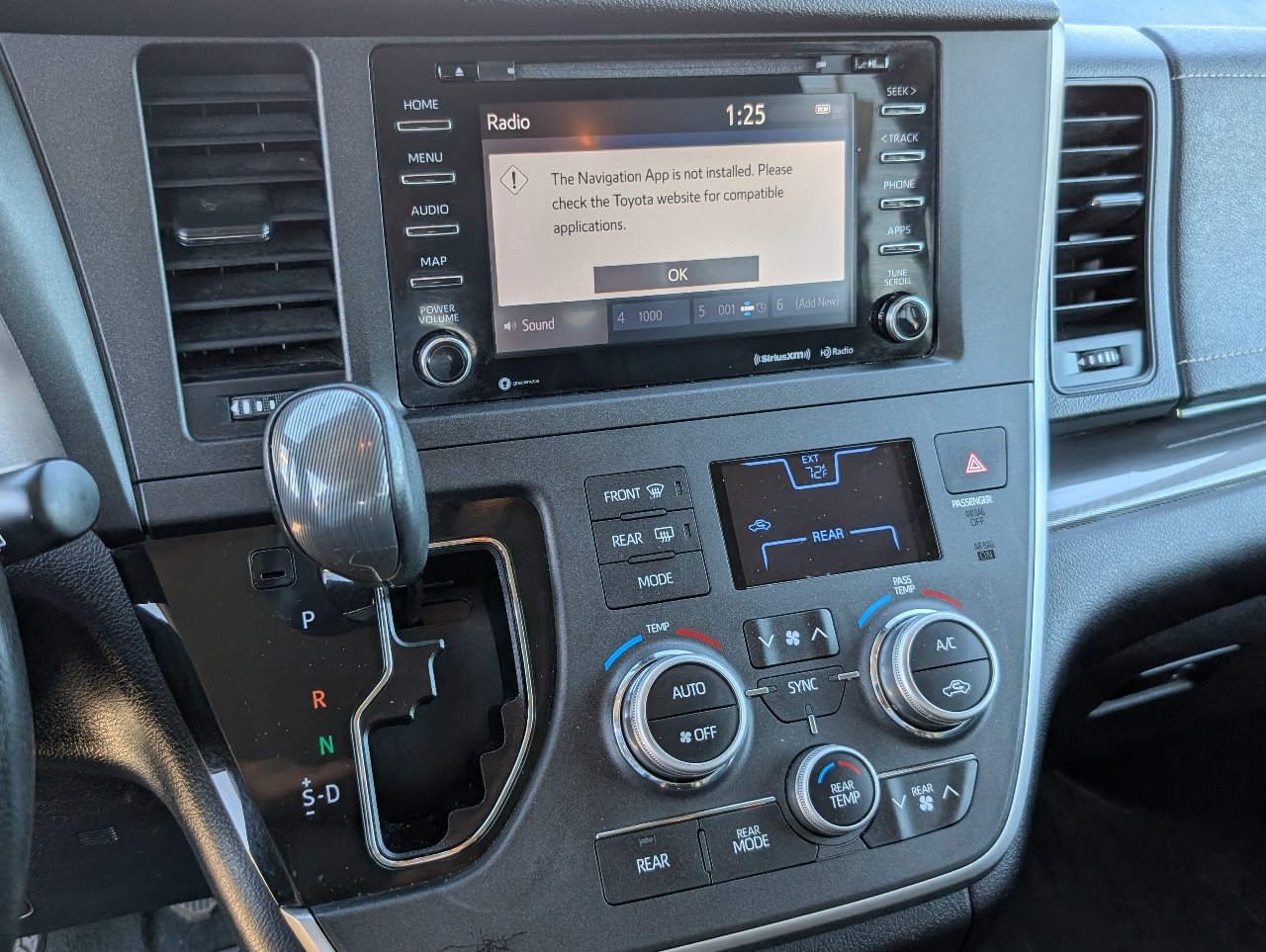 Used 2020 Toyota Sienna SE w/ Nightshade Edition FWD image 17