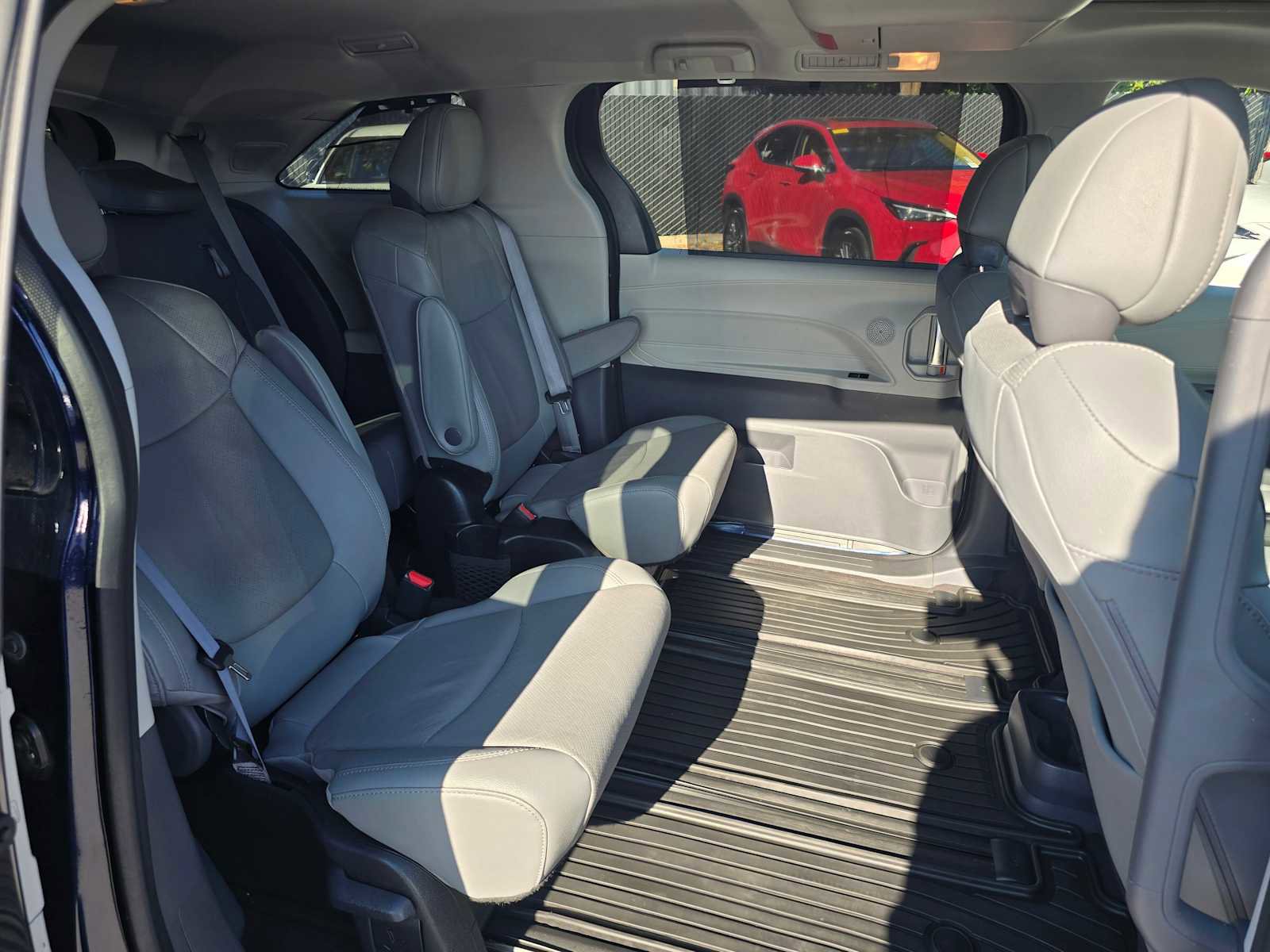 Used 2023 Toyota Sienna Limited image 12
