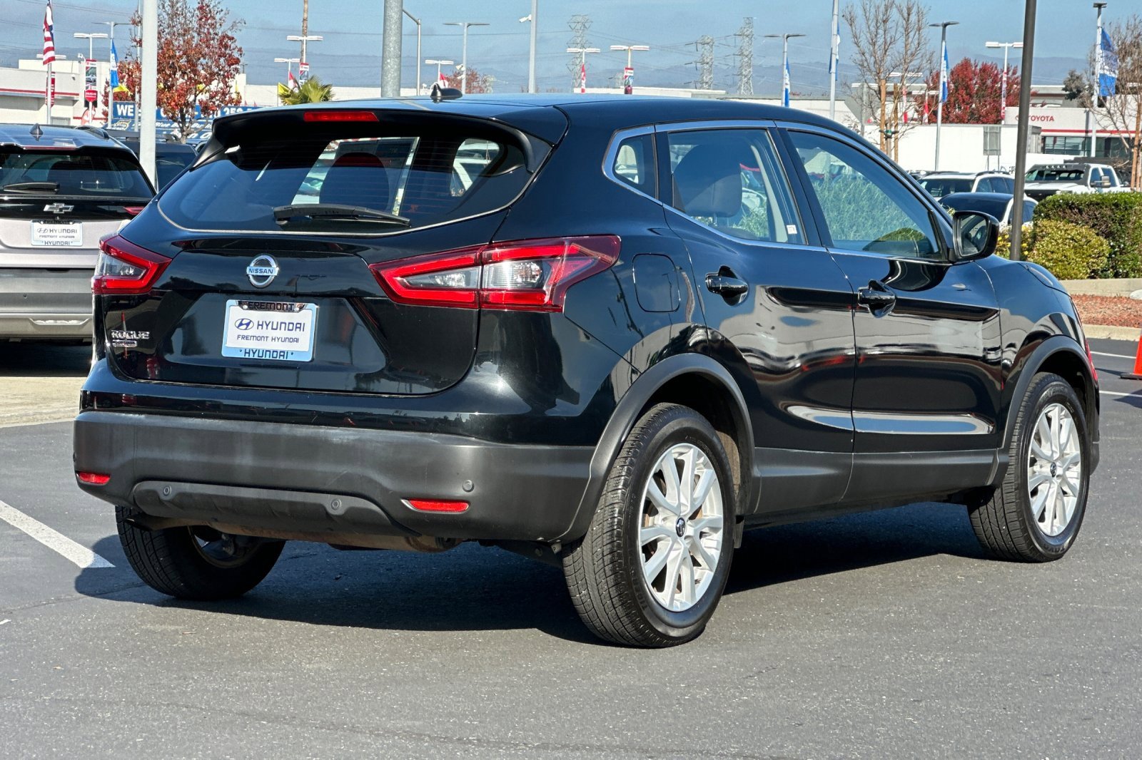 Used 2022 Nissan Rogue Sport S image 3