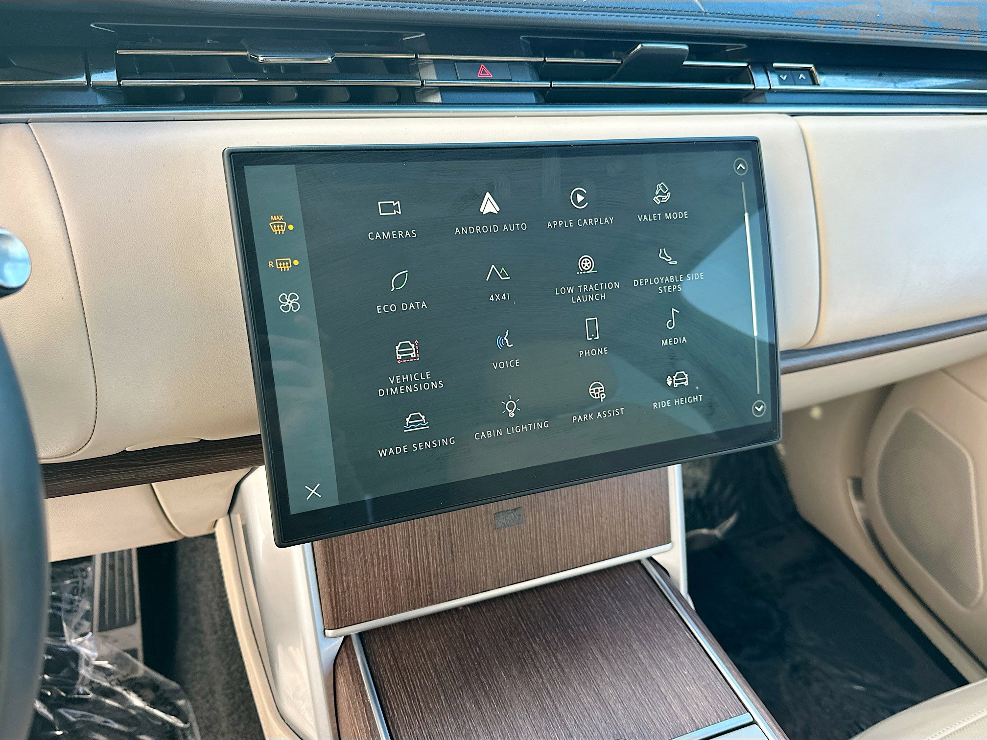 Used 2024 Land Rover Range Rover SE image 13