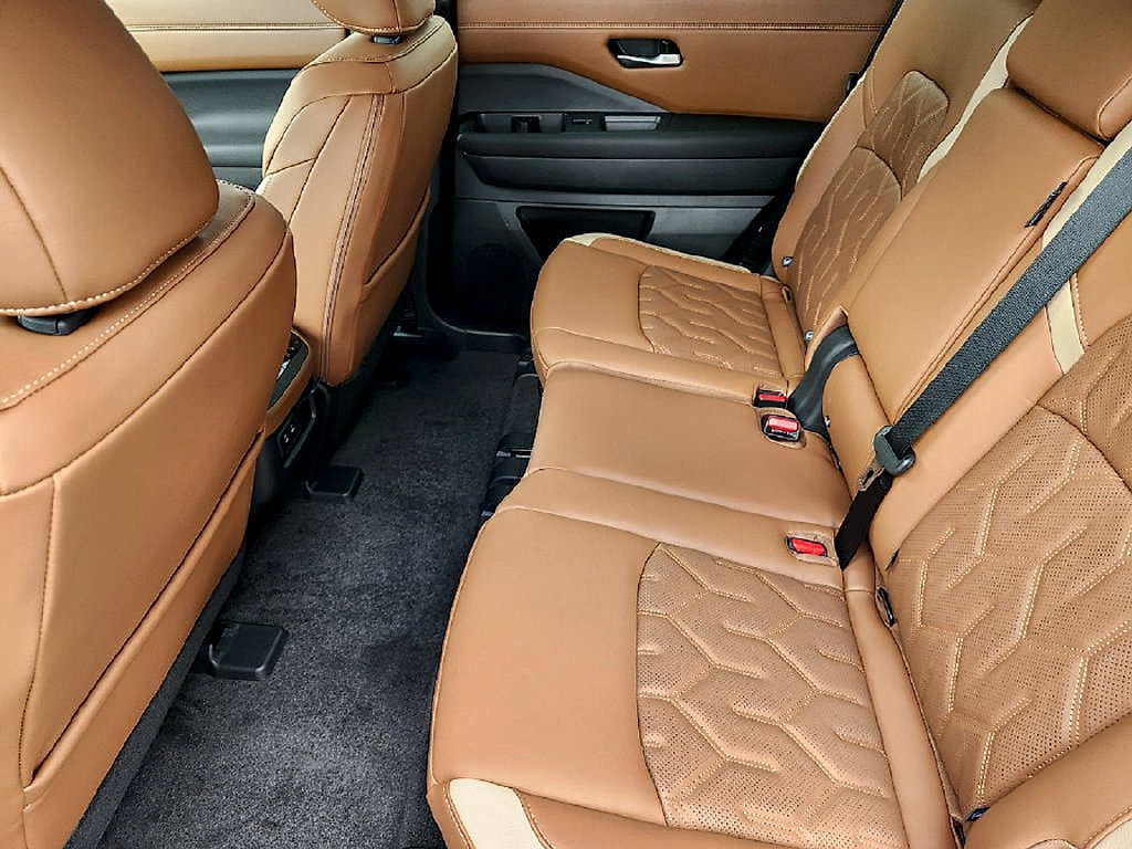 New 2026 Nissan Pathfinder Platinum w/ Accent Package FWD image 26