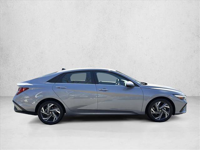 Used 2025 Hyundai Elantra SEL image 4