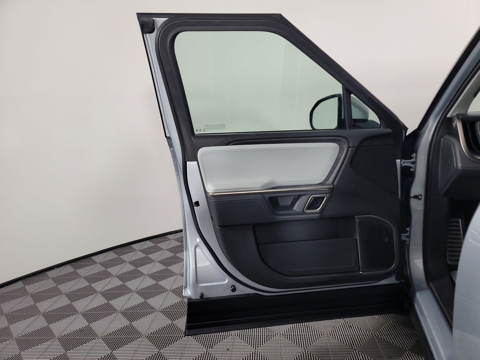 Used 2023 Rivian R1T Adventure AWD/4WD image 16