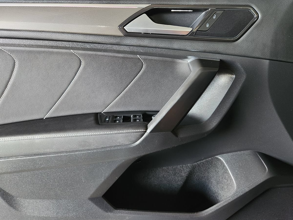 Used 2023 Volkswagen Tiguan SE R-Line FWD image 30