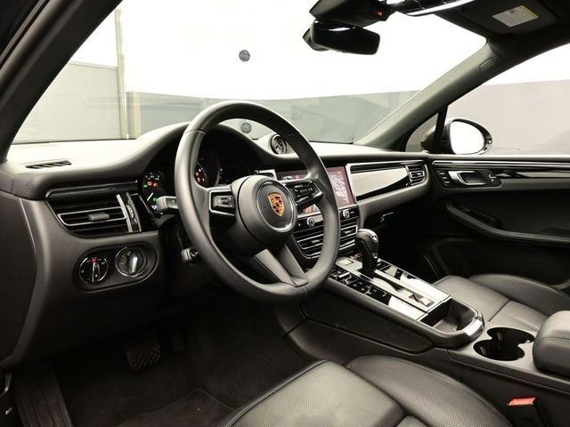 Certified 2025 Porsche Macan image 4