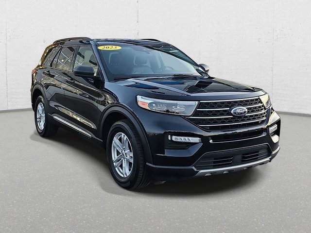 Used 2023 Ford Explorer XLT w/ Equipment Group 202A image 3