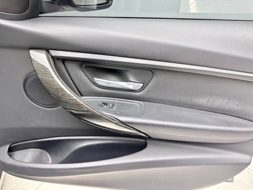 Used 2018 BMW 320i xDrive Sedan image 16