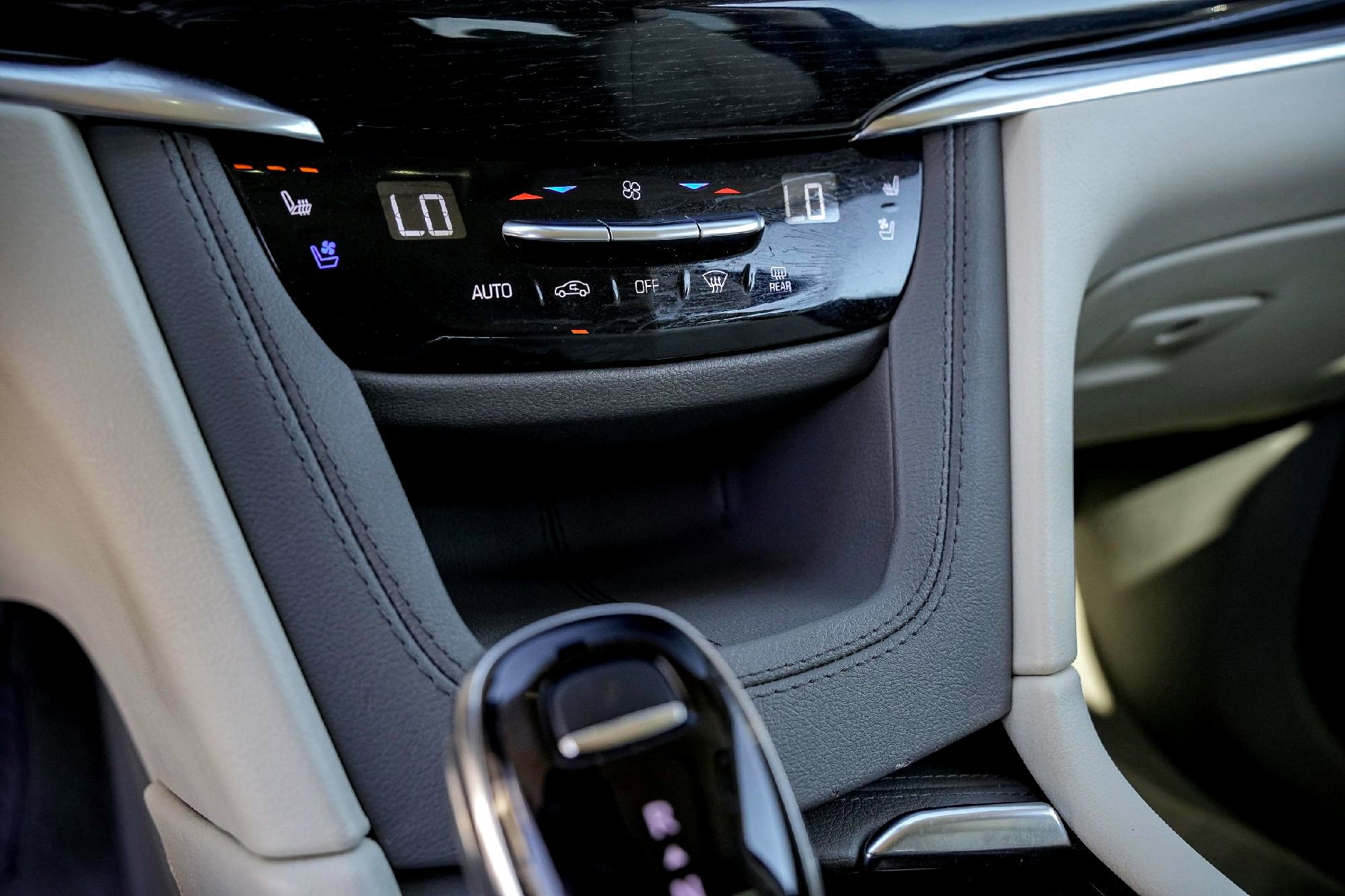 Used 2025 Cadillac XT6 Premium Luxury image 21