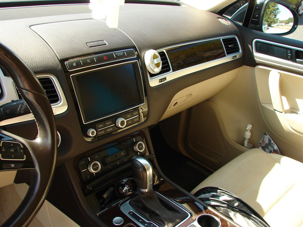 Used 2016 Volkswagen Touareg Lux image 8