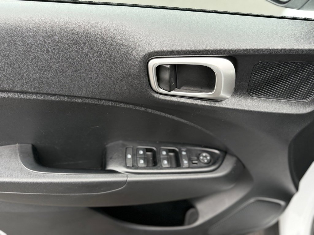 Certified 2022 Hyundai Venue SEL image 26