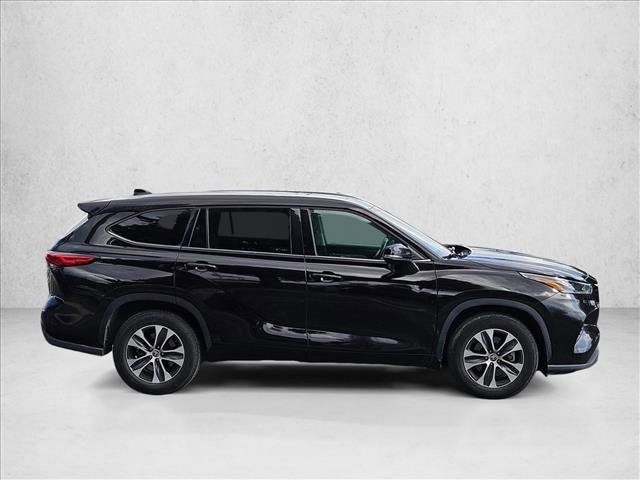 Used 2021 Toyota Highlander XLE FWD image 4