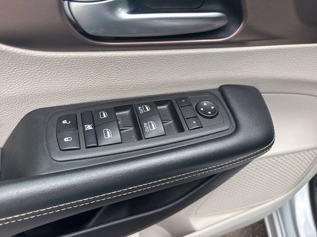 Used 2023 Chrysler Voyager LX FWD image 14