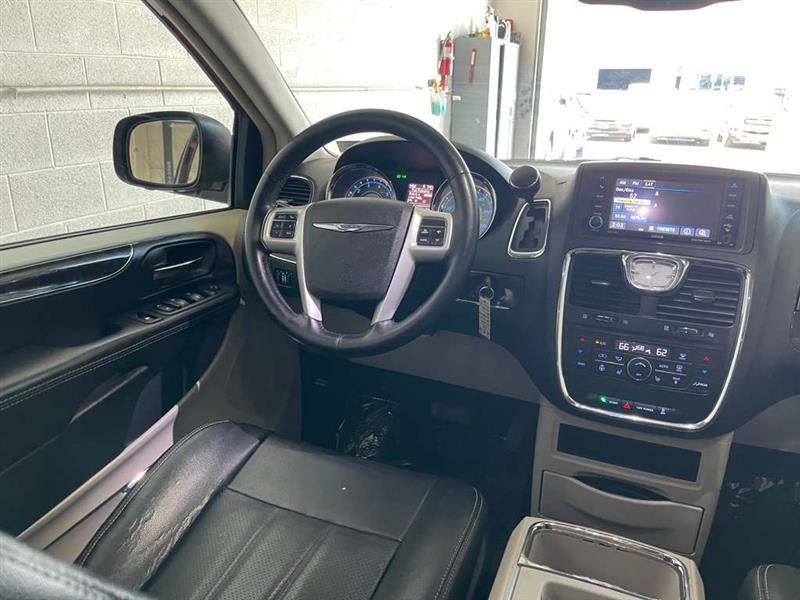 Used 2015 Chrysler Town & Country Touring-L w/ Driver Convenience Group FWD image 24