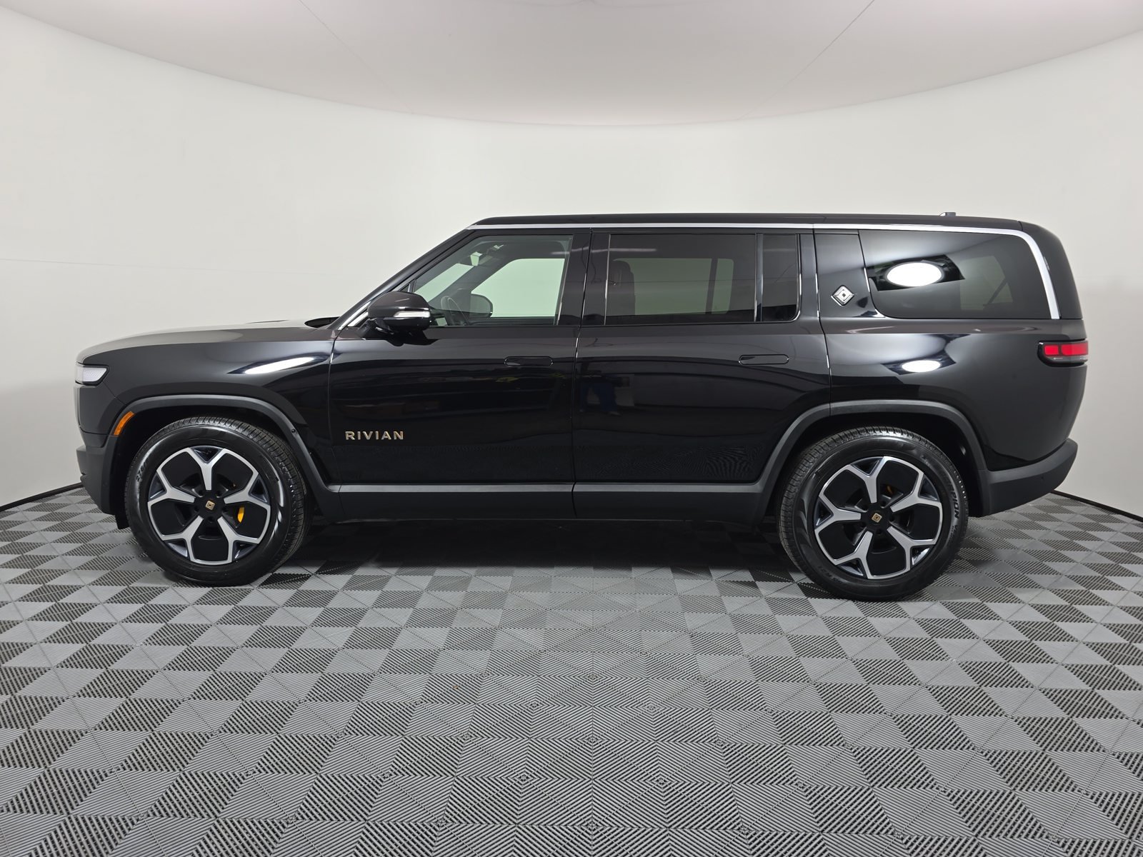 Used 2023 Rivian R1S Adventure Quad AWD/4WD image 2
