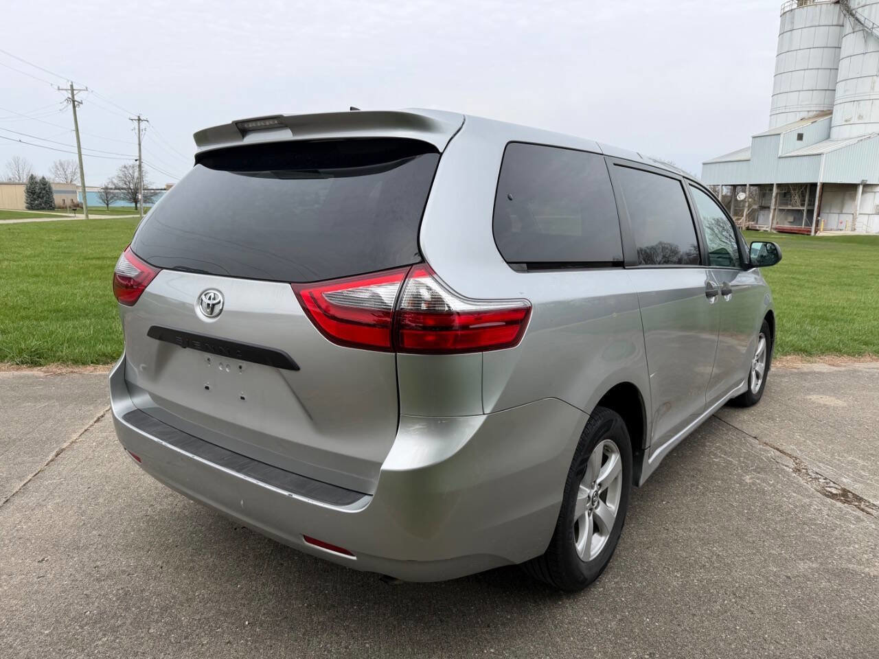 Used 2020 Toyota Sienna L image 6