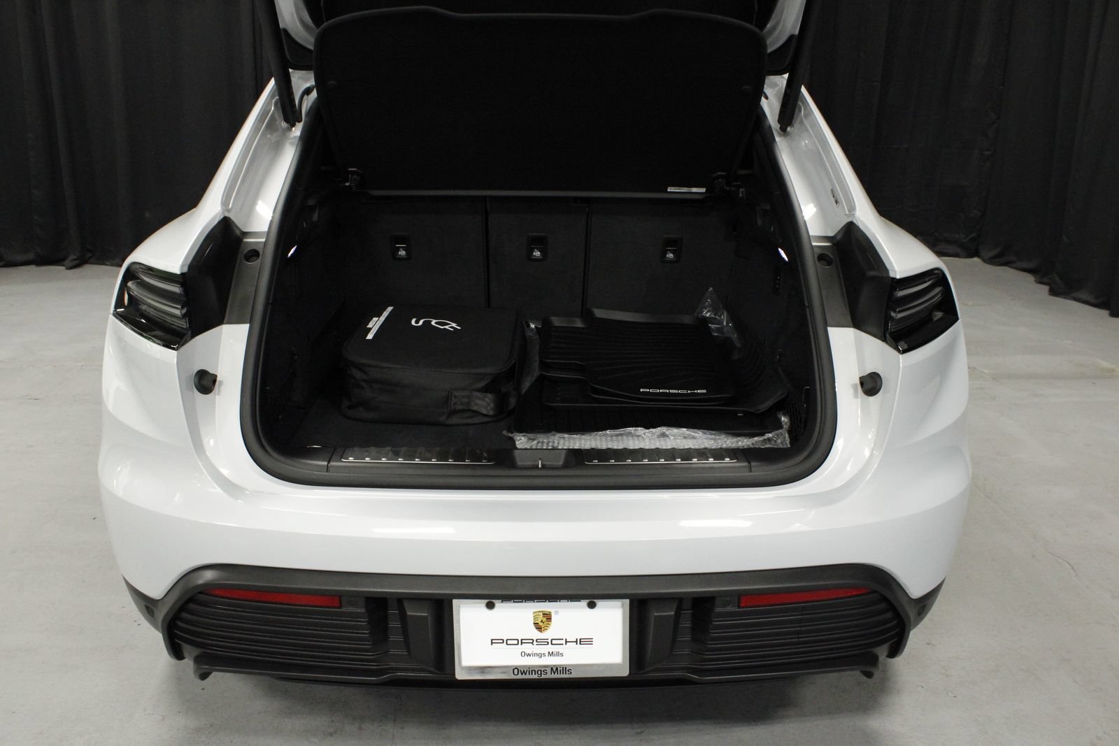 Certified 2025 Porsche Macan Electric RWD image 23