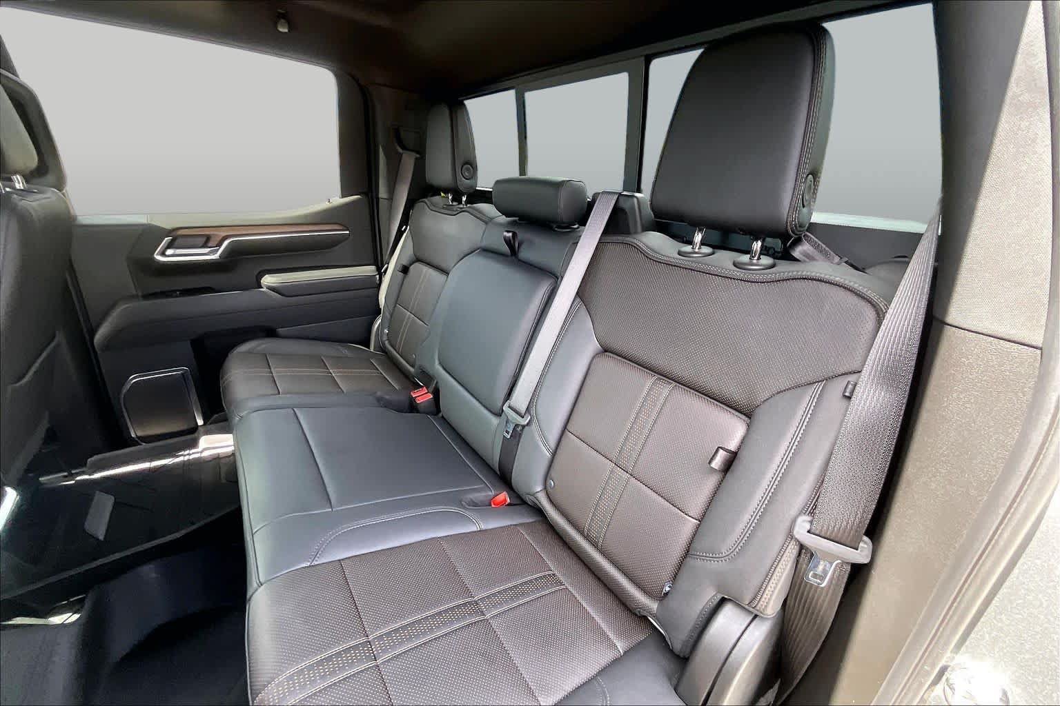 Used 2025 Chevrolet Silverado 1500 High Country w/ High Country Premium Package AWD/4WD image 21