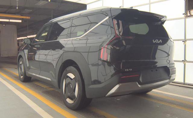 Used 2025 Kia EV9 Wind AWD/4WD image 4