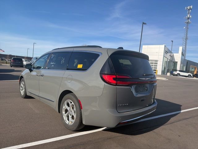 Used 2023 Chrysler Pacifica Limited image 3