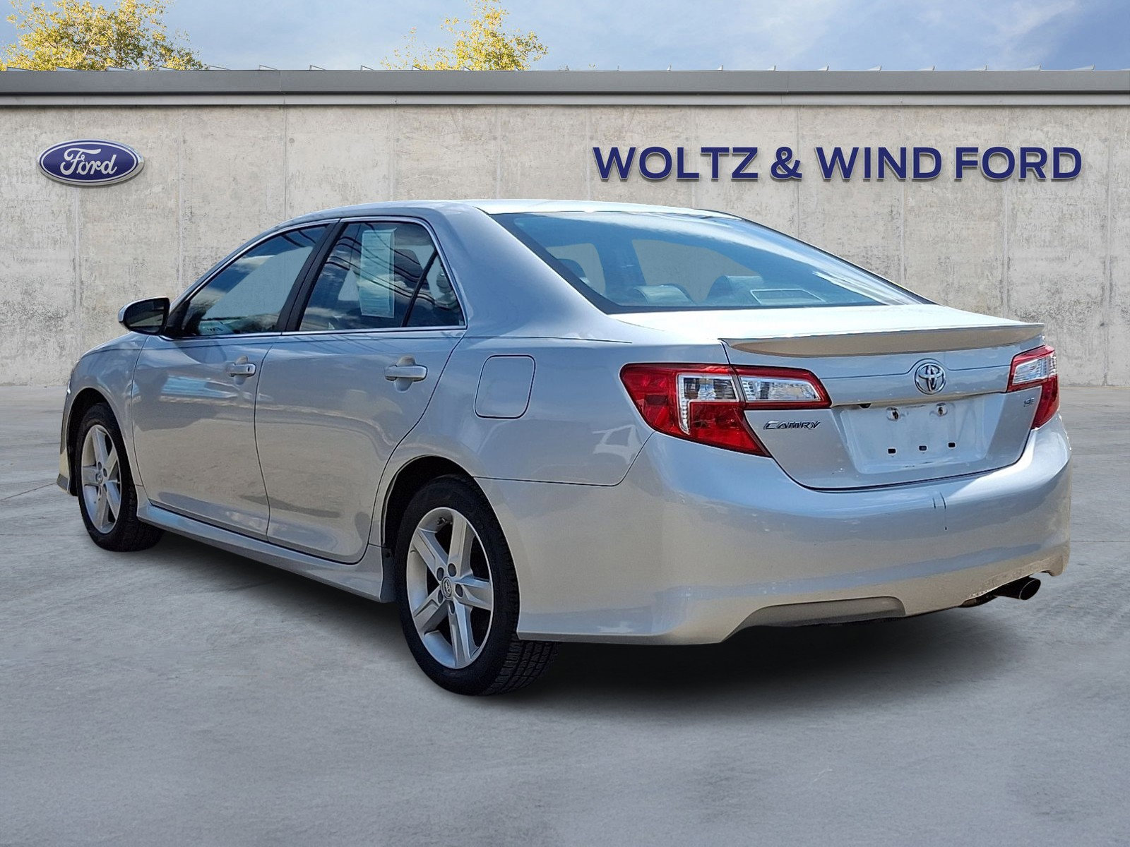 Used 2014 Toyota Camry SE FWD image 4