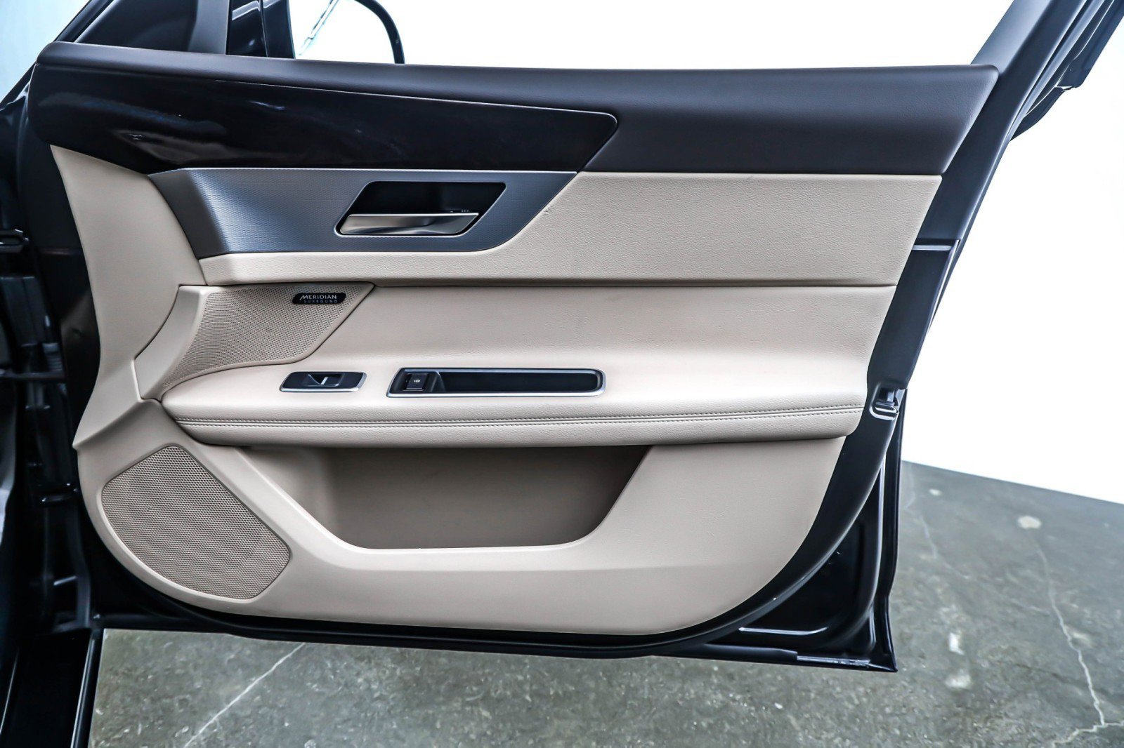 Used 2020 Jaguar XF Prestige image 23