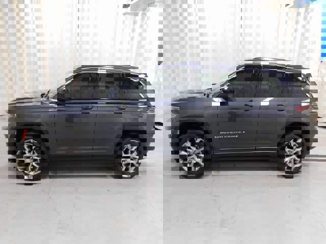 Used 2022 Jeep Grand Cherokee Laredo w/ Luxury Tech Group I image 2