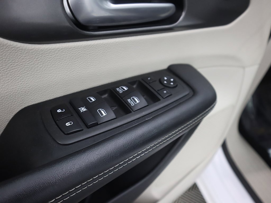 Used 2024 Chrysler Pacifica Touring-L image 36