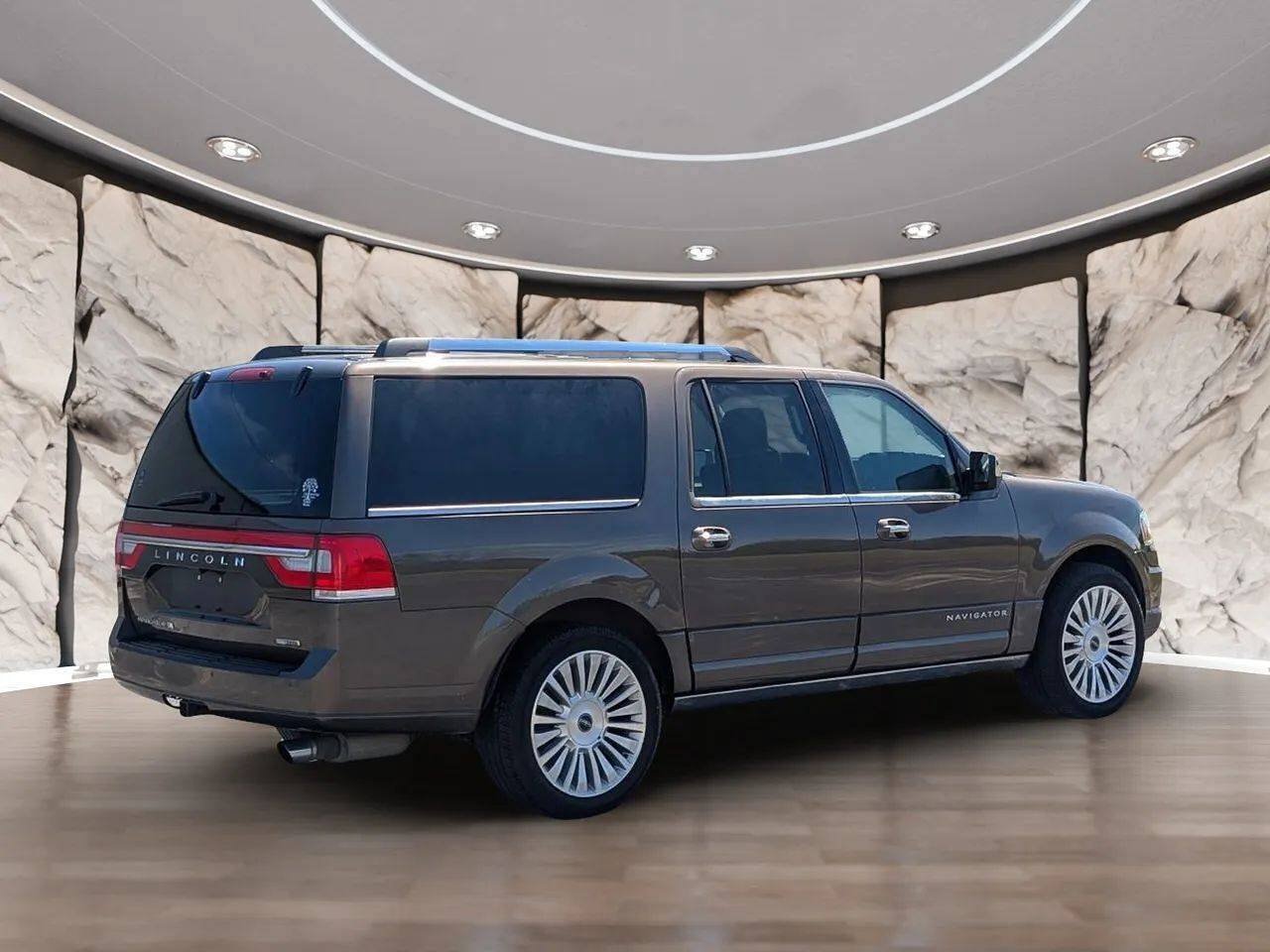 Used 2015 Lincoln Navigator L 2WD w/ Equipment Group 101A Reserve image 11