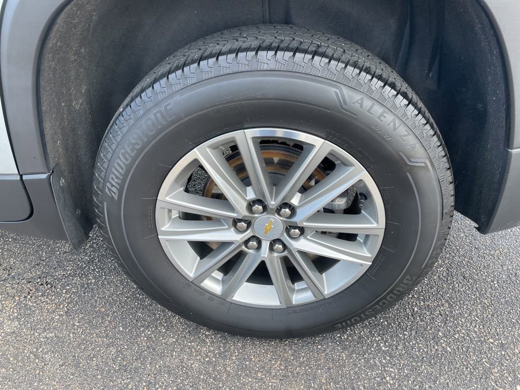 Used 2023 Chevrolet Traverse LT w/ Rear Camera Mirror Package image 4