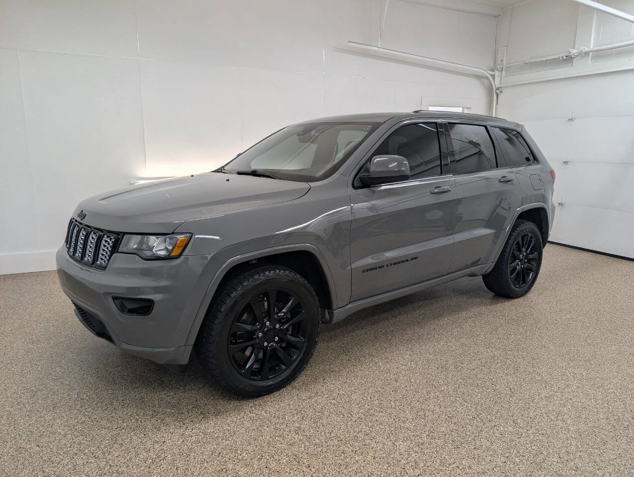 Used 2022 Jeep Grand Cherokee Altitude AWD/4WD image 6