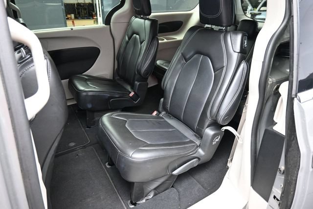 Used 2023 Chrysler Pacifica Touring-L FWD image 11