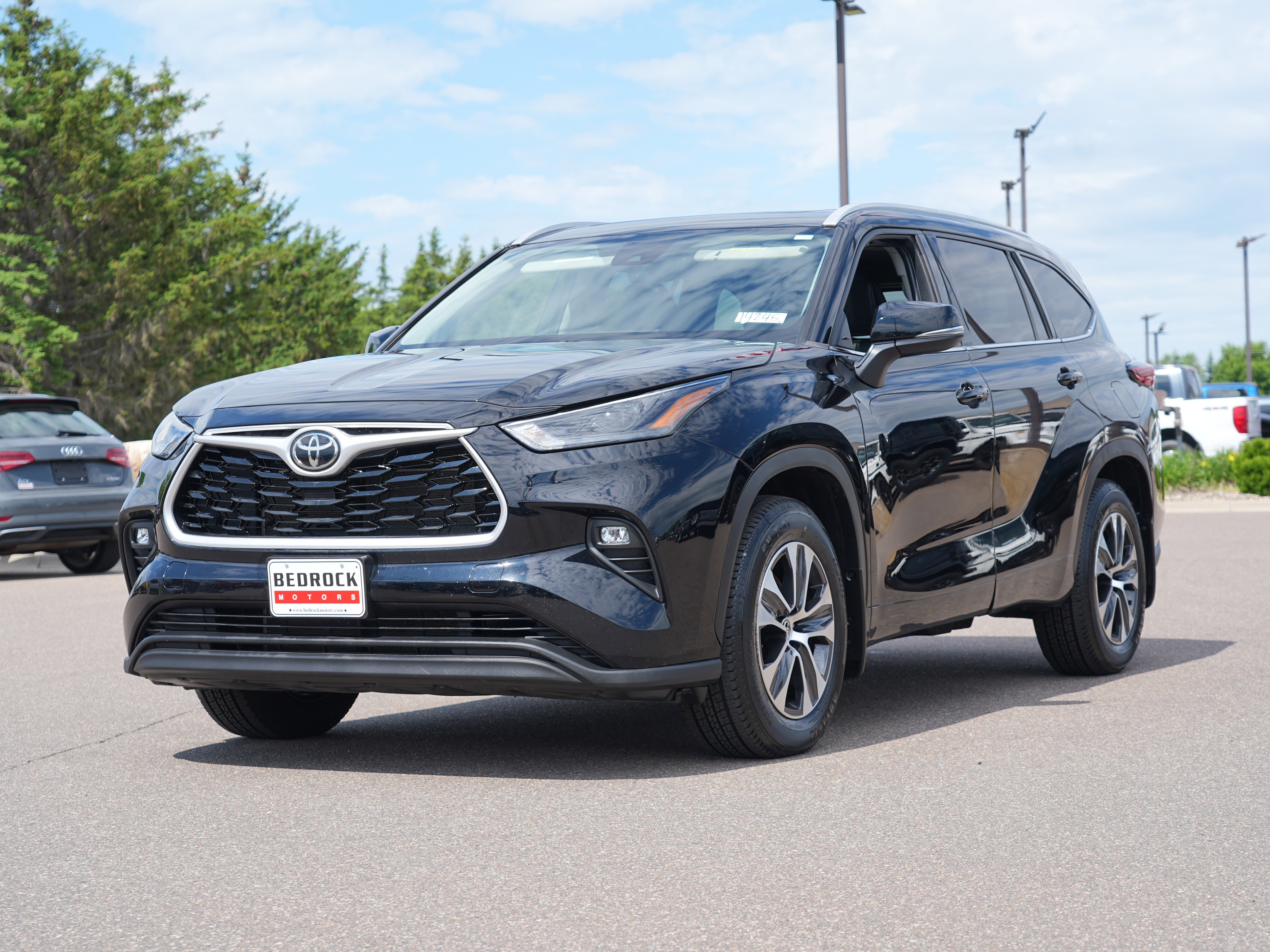 Used 2022 Toyota Highlander XLE AWD/4WD image 7