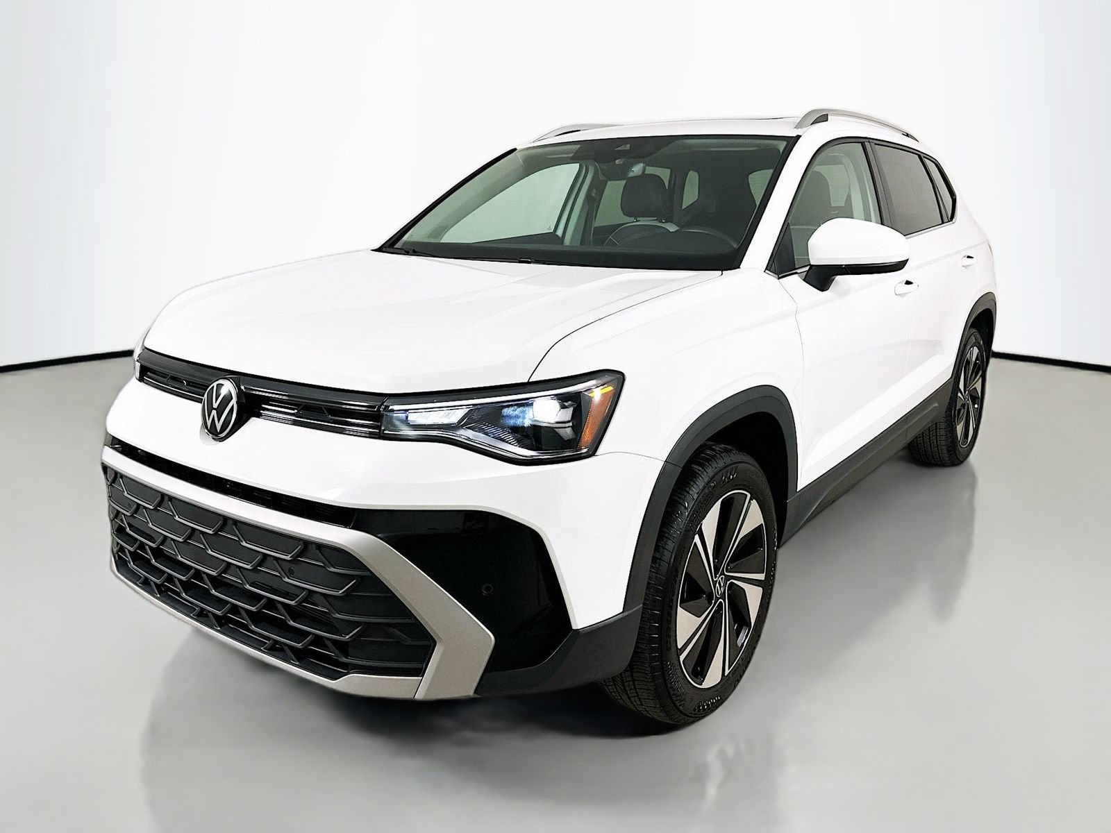 Used 2025 Volkswagen Taos SE w/ Panoramic Sunroof Package