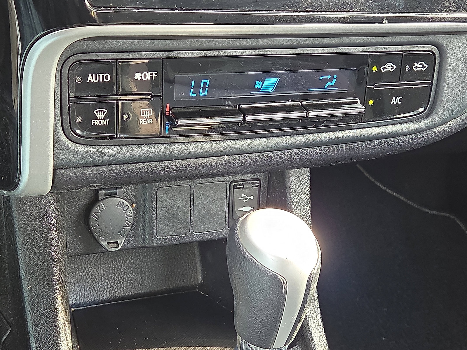 Used 2018 Toyota Corolla LE image 18