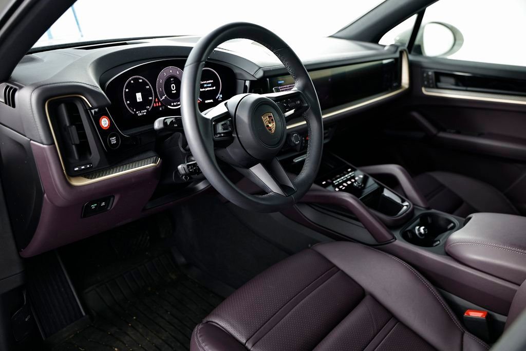 Certified 2025 Porsche Cayenne AWD/4WD image 4