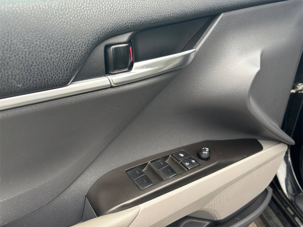 Used 2022 Toyota Camry SE image 14