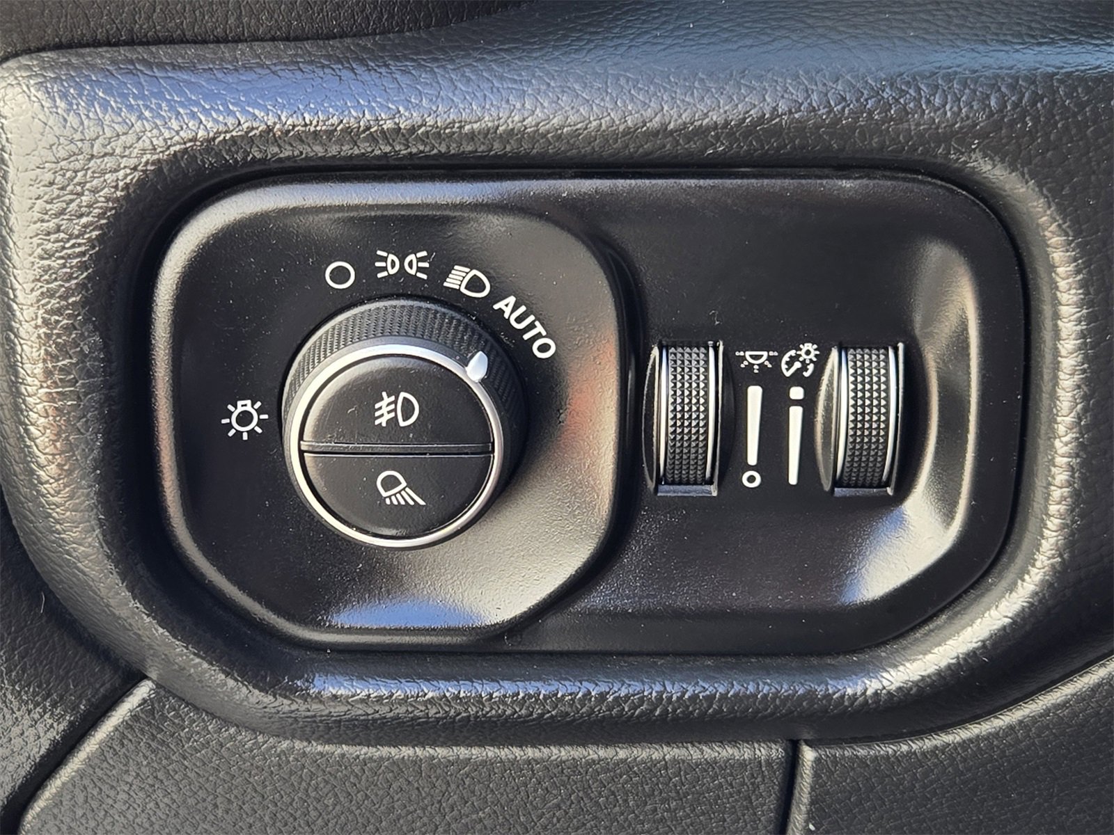 Used 2020 RAM 3500 Laramie w/ Night Edition image 20