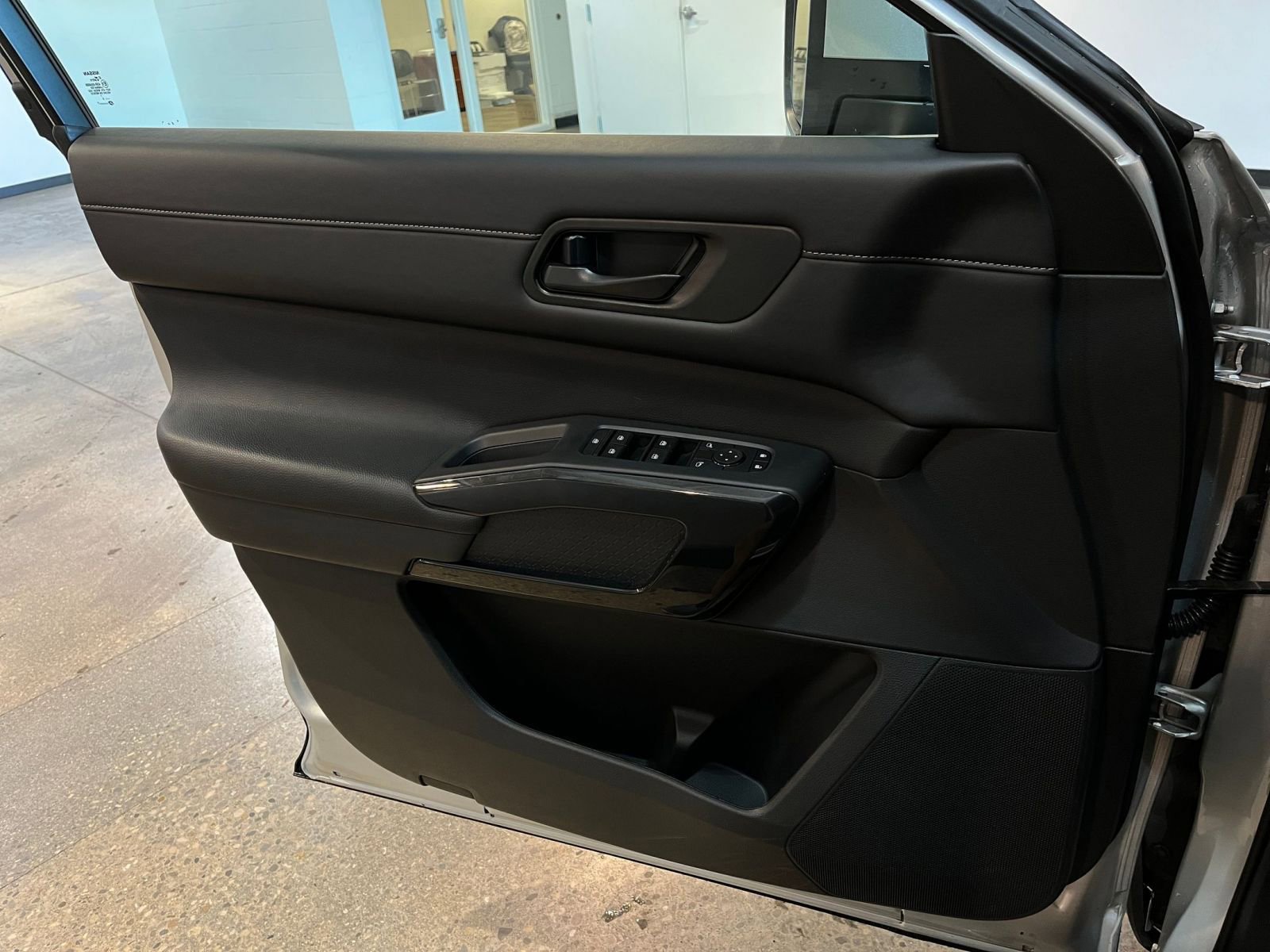 Used 2025 Nissan Pathfinder SV FWD image 18
