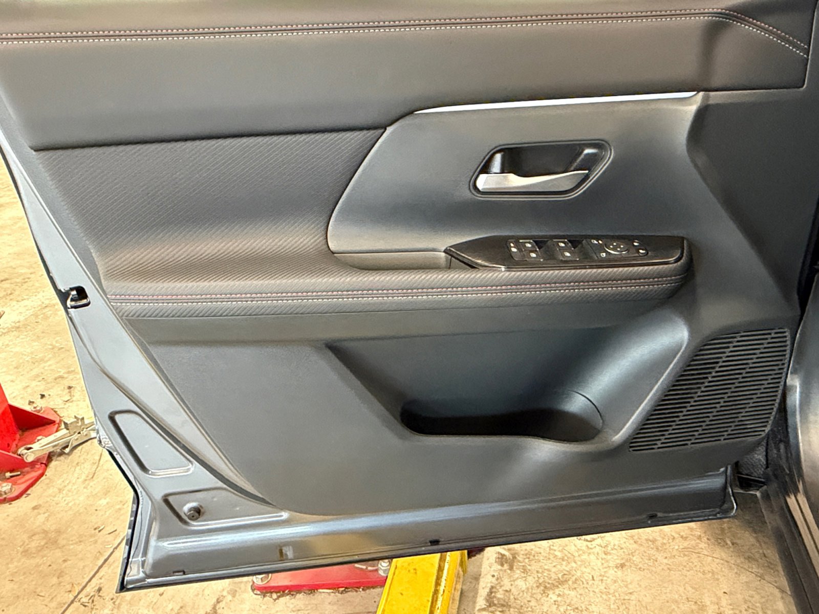 Used 2025 Nissan Kicks SR image 26