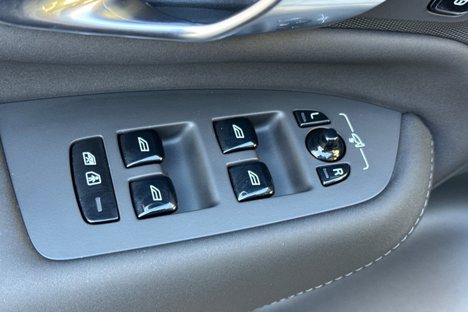 Used 2025 Volvo XC90 B6 Core w/ Protection Package Premier image 11