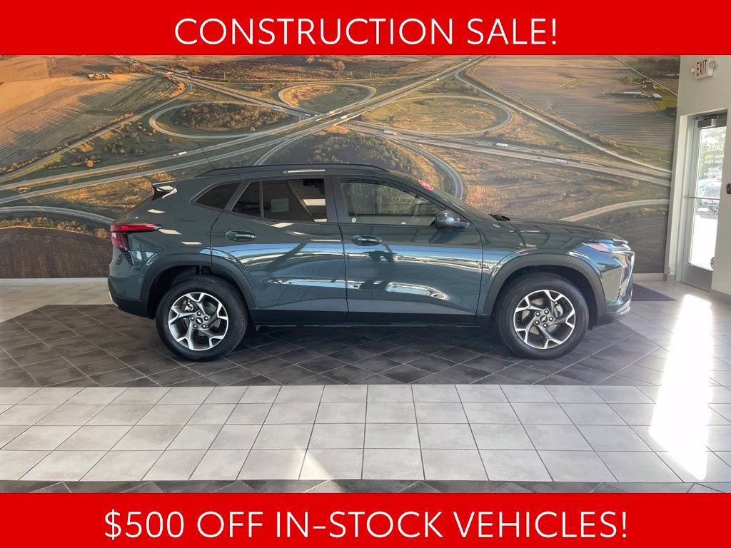Used 2025 Chevrolet Trax LT FWD image 4